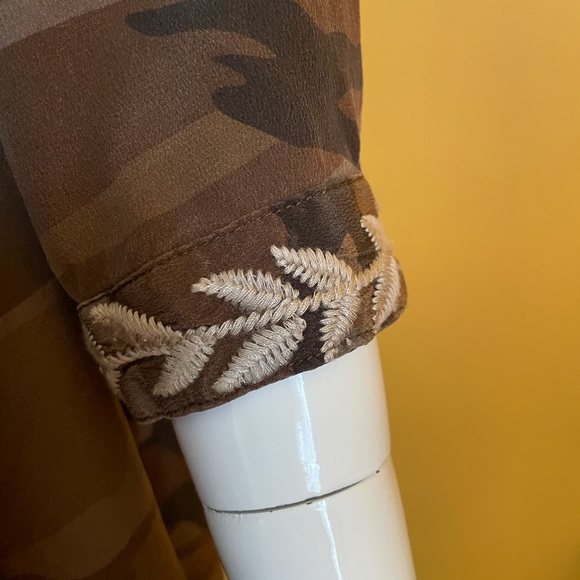 JOHNNY WAS Oversized large ollive lagenlook embroidered silk button down top - Picture 4 of 10